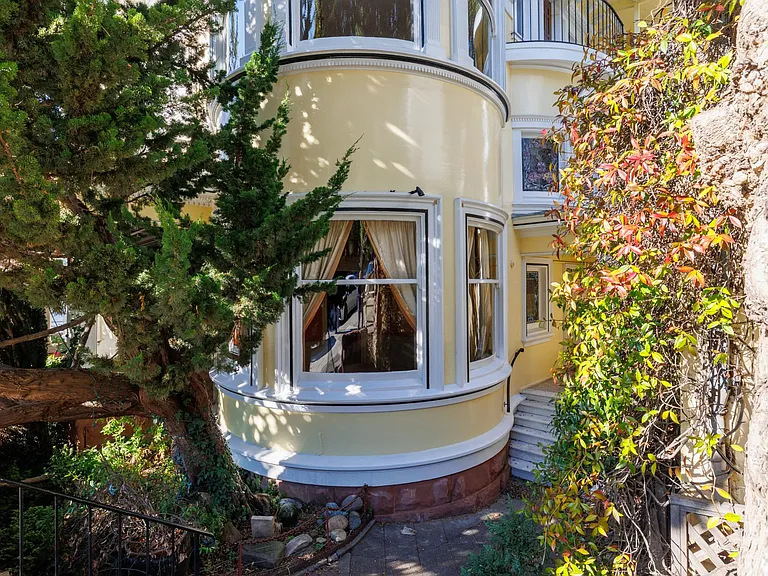 2398 Broadway St — Photo 82