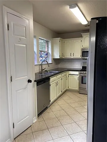 4 bed, 2.0 bath, 1810 sqft, $2,000 — Photo 4