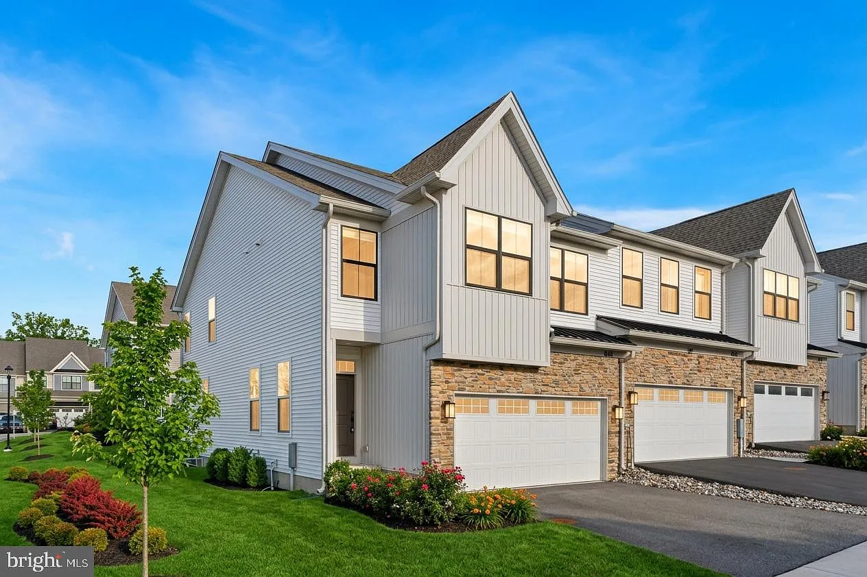 3 bed, 2.5 bath, 2600 sqft, $3,850 — Photo 1