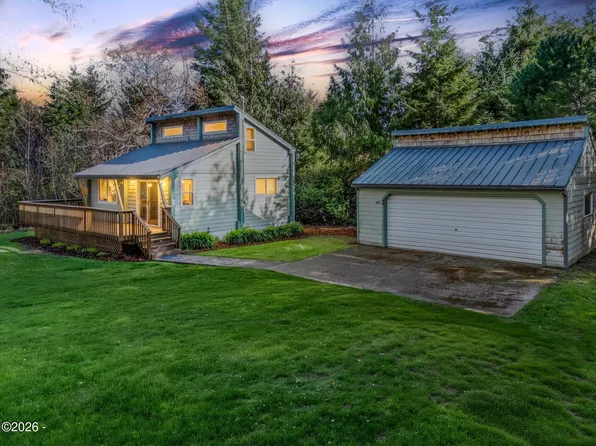 135 NE High St, Waldport, OR 97394