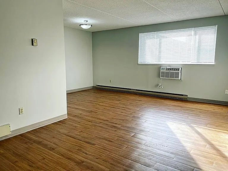 1080 Andrews St — Photo 8