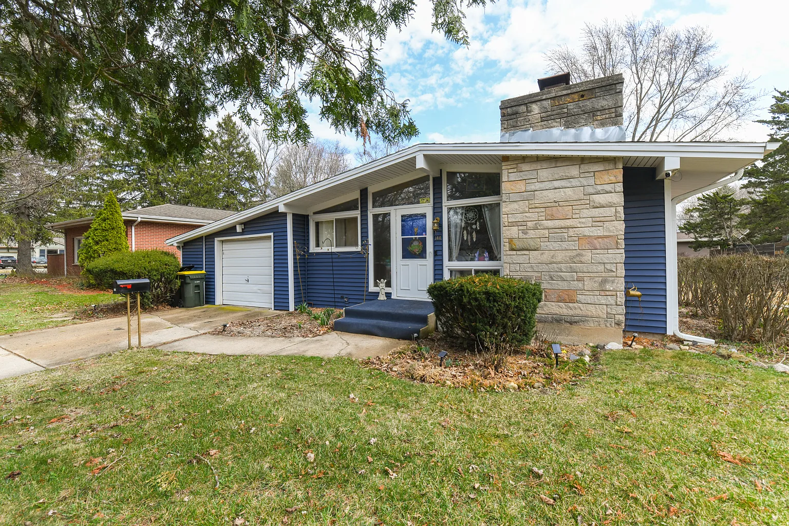 144 Crestwood Dr photo 1