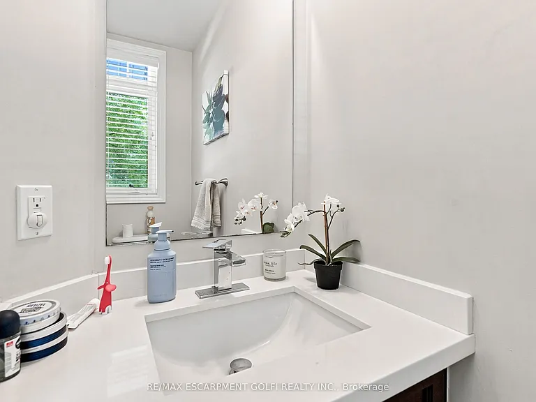 1050 Ryckman Cmn — Photo 11