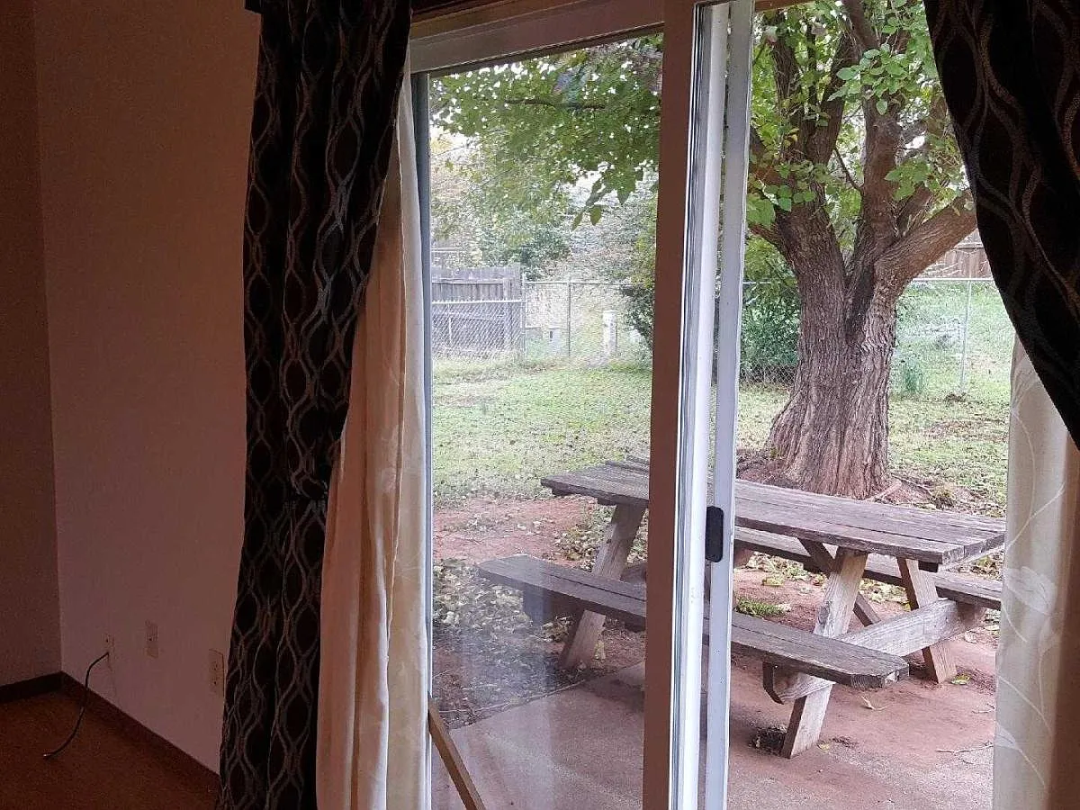 3 bed, 1.5 bath, 1061 sqft, $1,200 — Photo 3