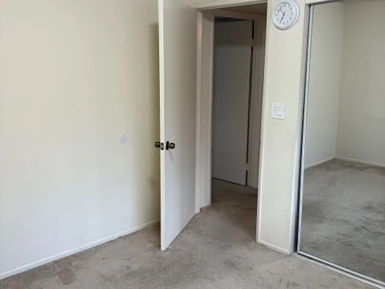 1022-1026 Thompson Ave — Photo 18