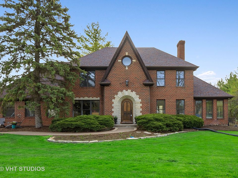 1st image of 1S121 Cantigny Dr