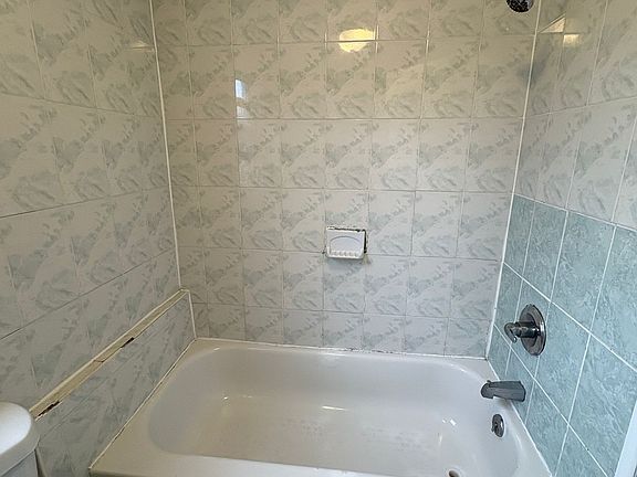 4th image of 261 S 6th St Floor 3