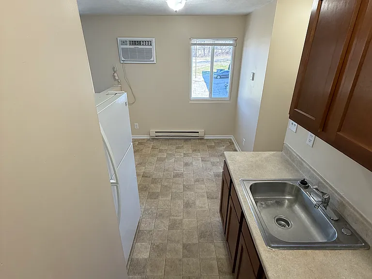 345 Hampshire Dr #9 — Photo 4