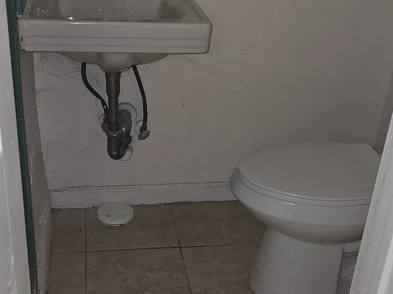 Bathroom/ Bathroom