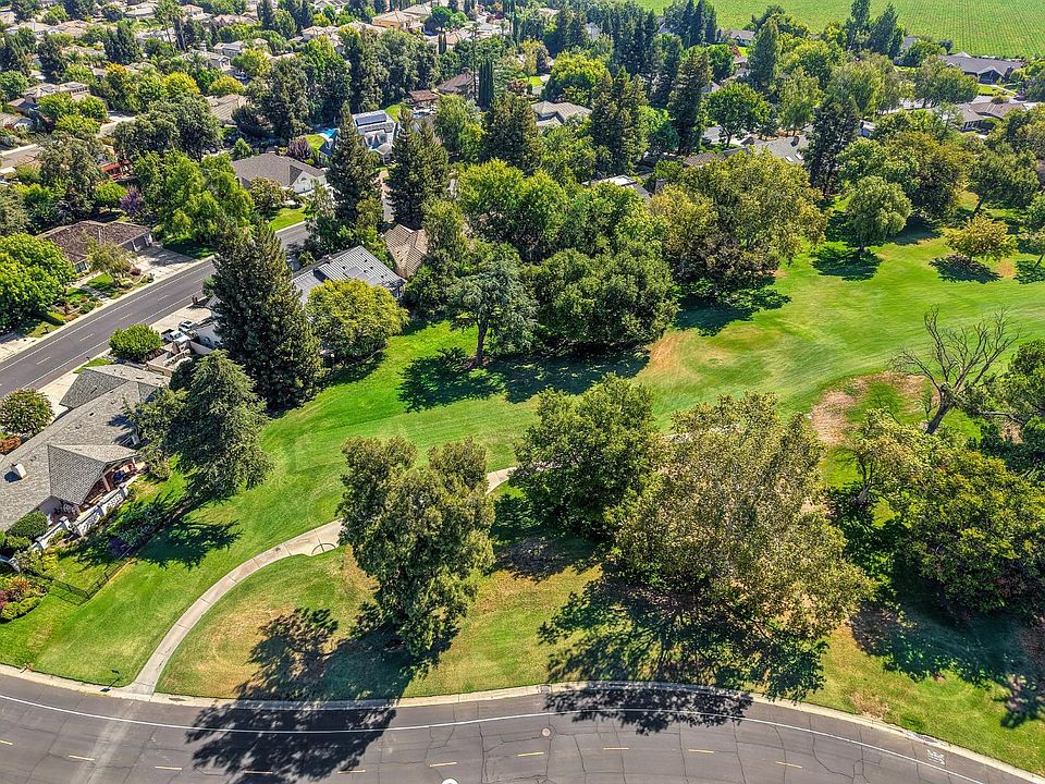 1st image of 3 Country Club Dr