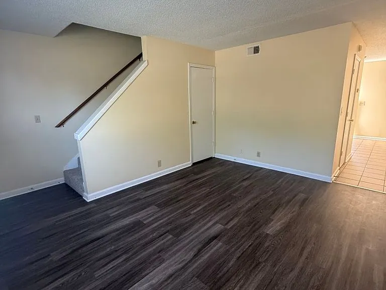 615 Castlegate Dr — Photo 3