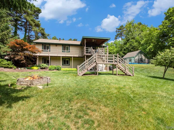9084 Bennett Lake Rd, Fenton, MI 48430