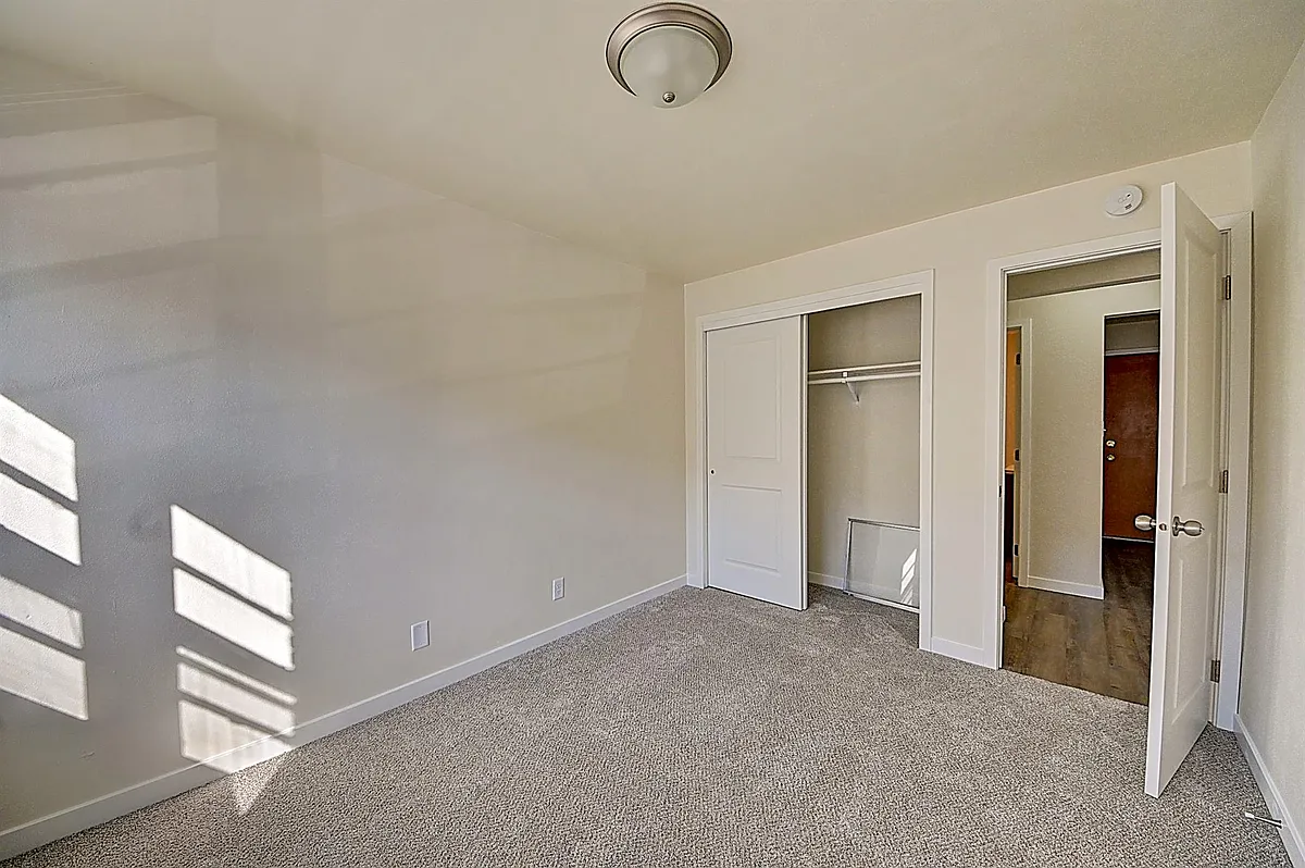 Building Photo - 127 Southview Dr