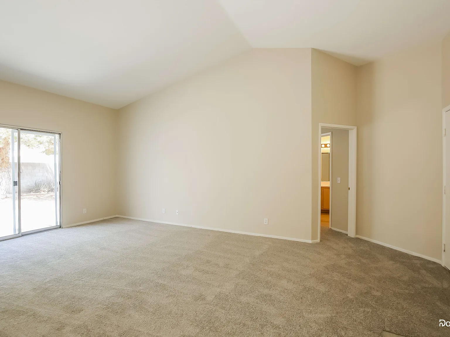 4 bed, 2.0 bath, 1257 sqft, $2,425 — Photo 4