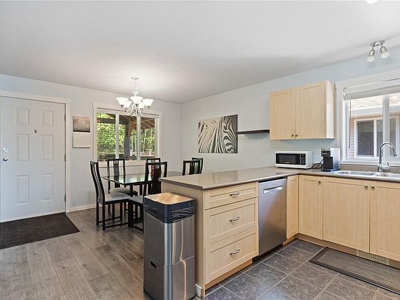 3rd image of 614 Oakwood Rd
