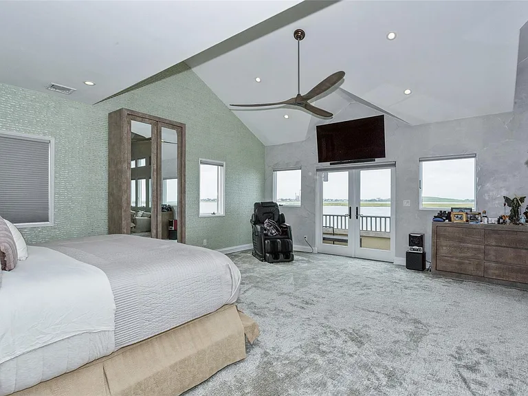 319 Harbor Dr — Photo 23