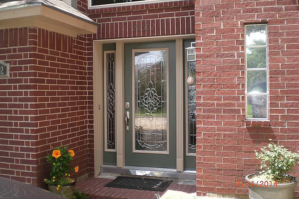 3 bed, 2.5 bath, 2558 sqft, $2,200 — Photo 2