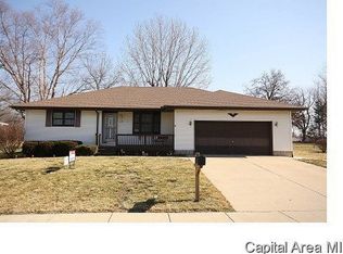 228 N 10th St, Riverton, IL 62561