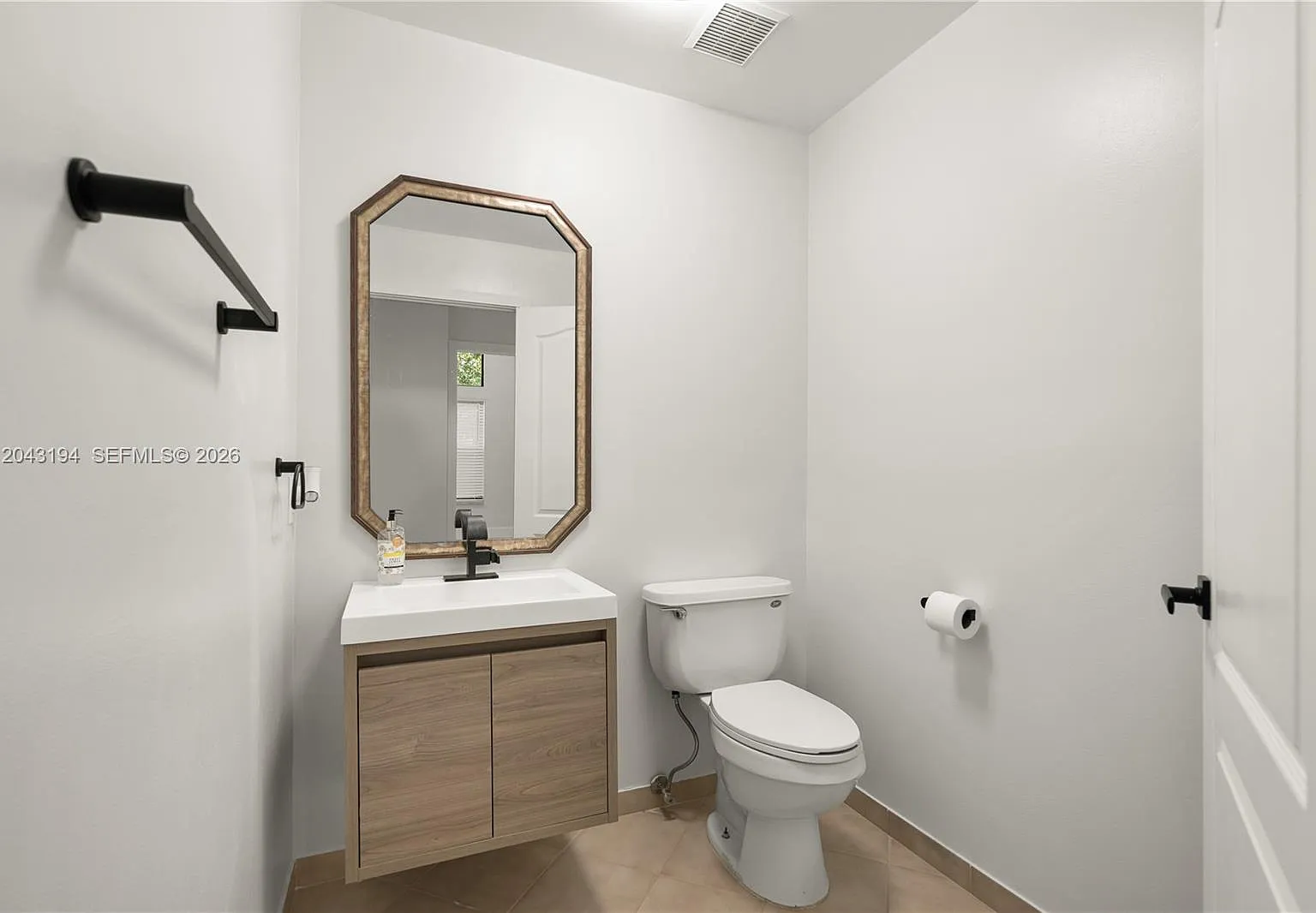 4 bed, 2.5 bath, 3401 sqft, $7,200 — Photo 3