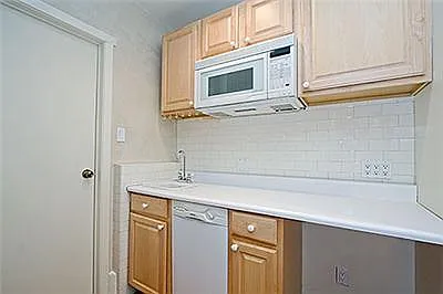 105 E 15th St #6 — Photo 14