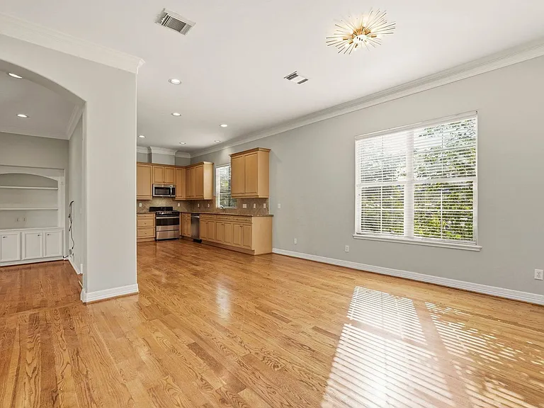 822 Stuart St — Photo 8