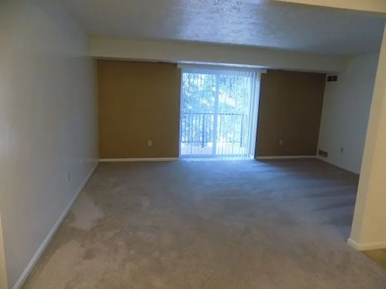 Royal Manor Apartments — Photo 5