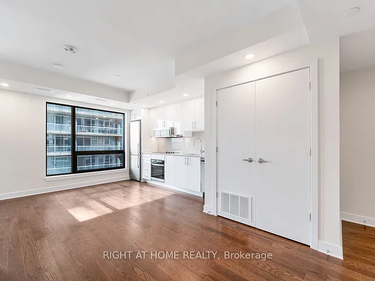 180 George St #1403 — Photo 15