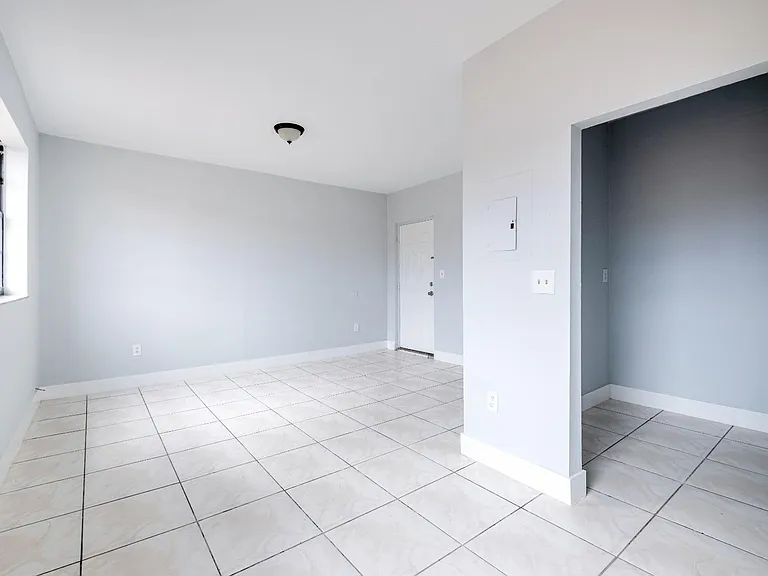 845 SW 4th St #7 — Photo 5
