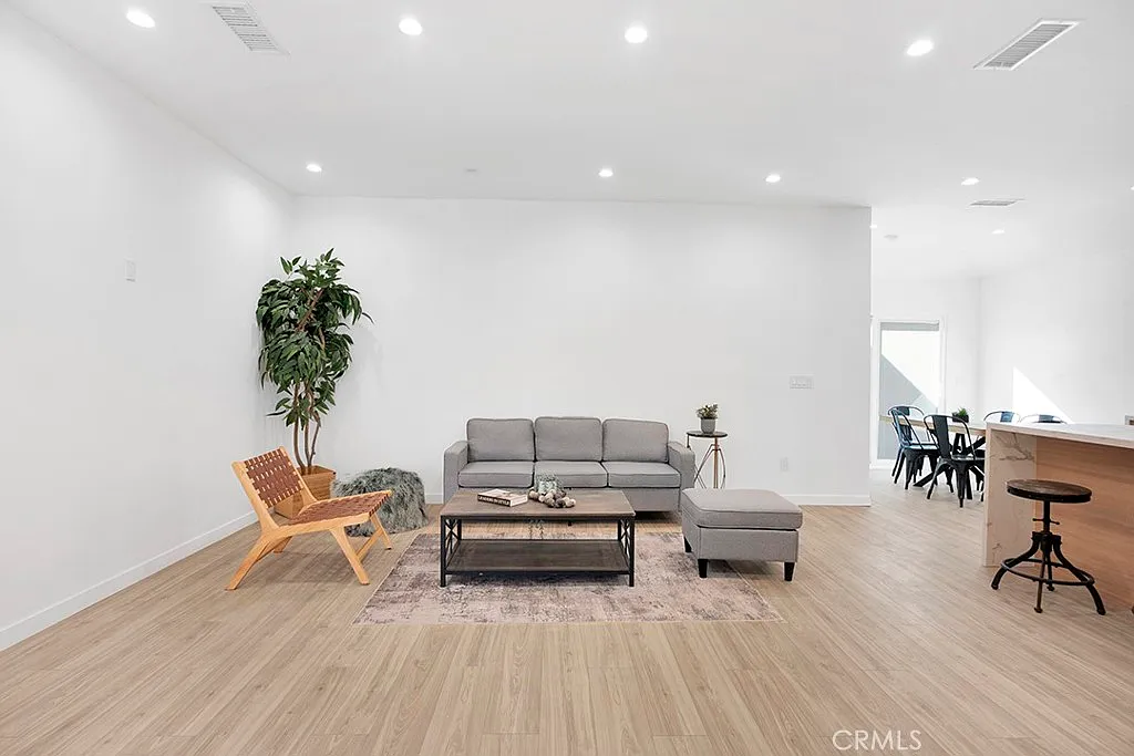 5 bed, 1700 sqft, $4,895 — Photo 3