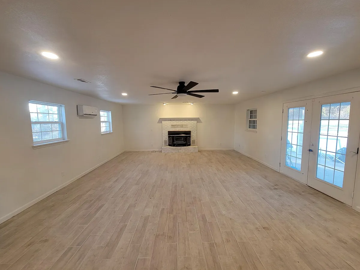 Building Photo - 909 S Elmhurst Ave #A