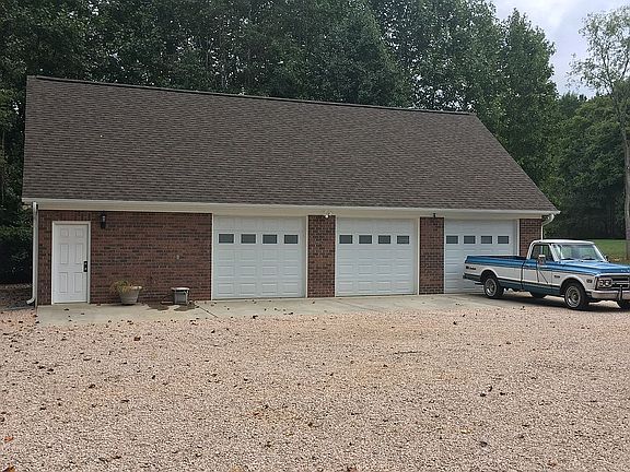 Detached garage 
