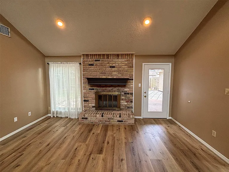 15702 Oxenford Dr — Photo 9