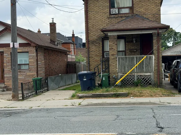 666 Jane St, Toronto, ON M6N 4A7