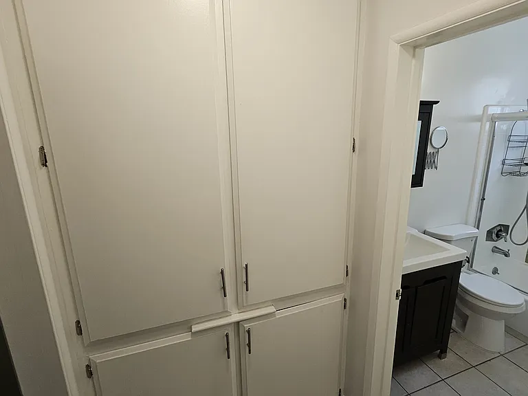 2130 N Beachwood Dr #4 — Photo 3