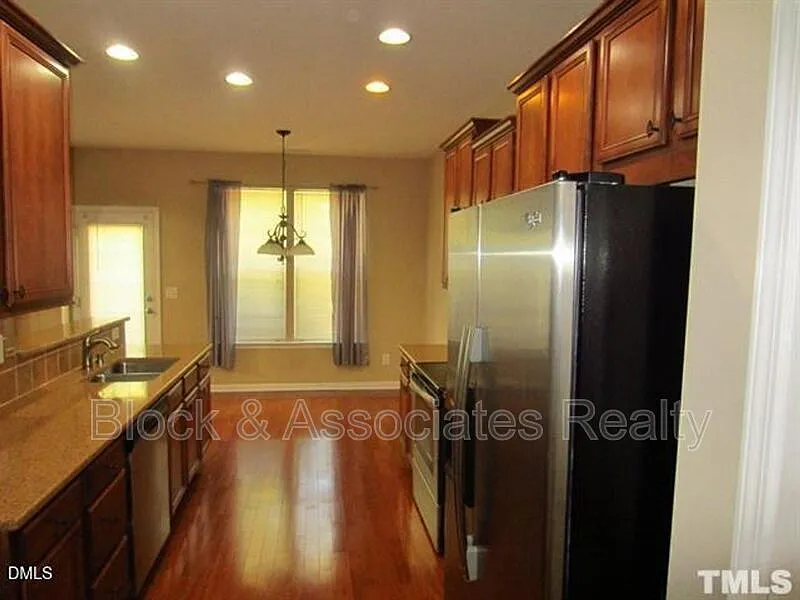 Weathersby — Photo 3