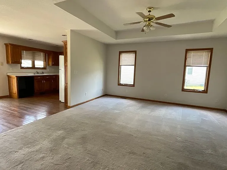124-126 W Briarbrook Ln — Photo 5