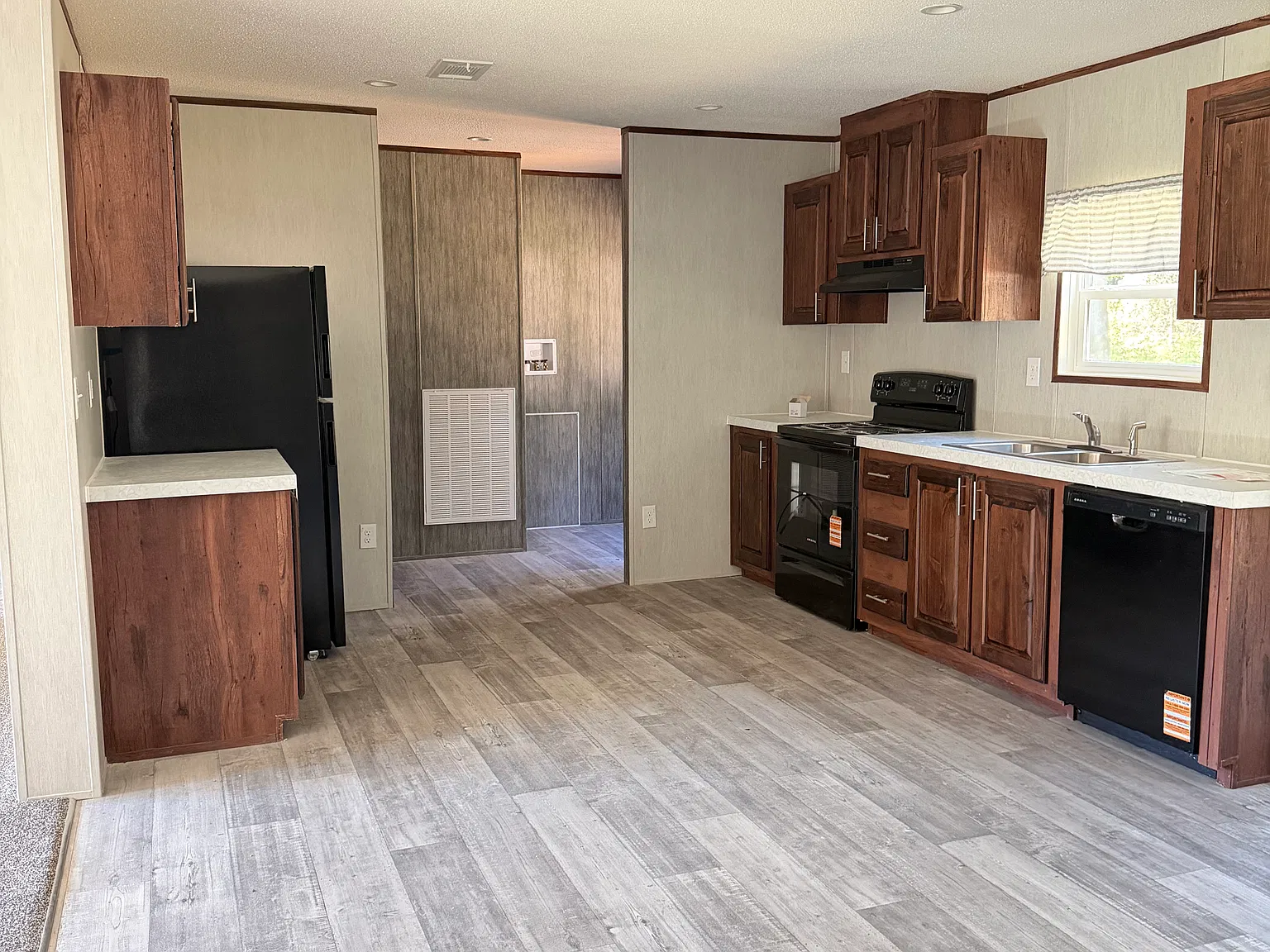 3 bed, 1350 sqft, $1,700 — Photo 2