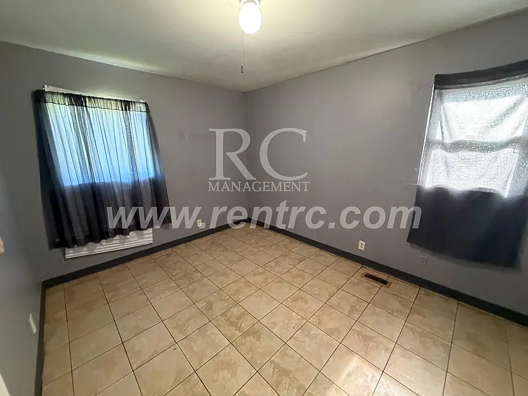 907 Moore St — Photo 12