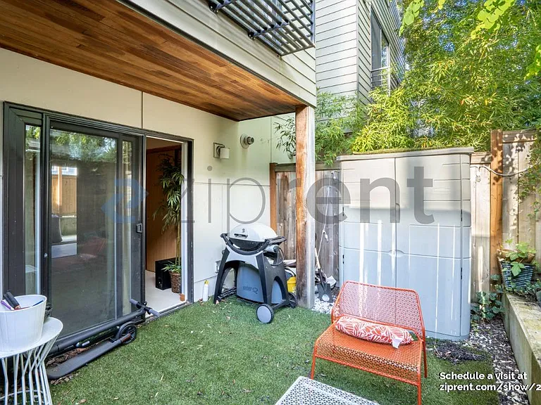 215 24th Ave E #D — Photo 4