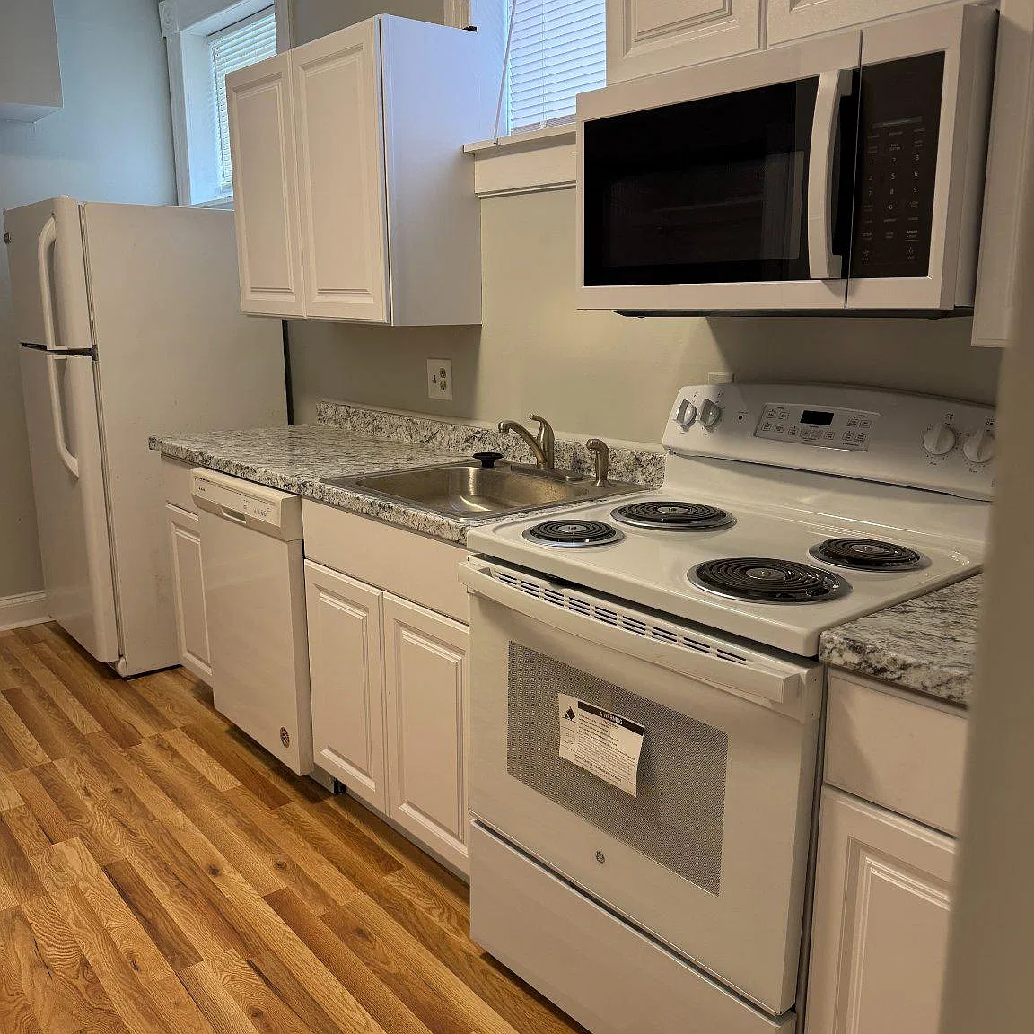 1 bed, 1.0 bath, 800 sqft, $1,300 — Photo 2