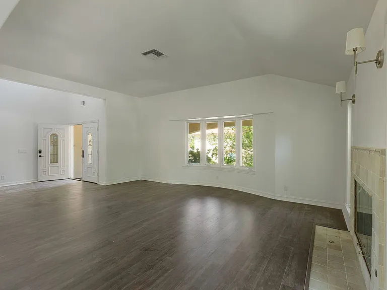 22100 Tiara St — Photo 7