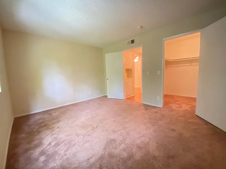 Independence Court Apartments — Photo 14