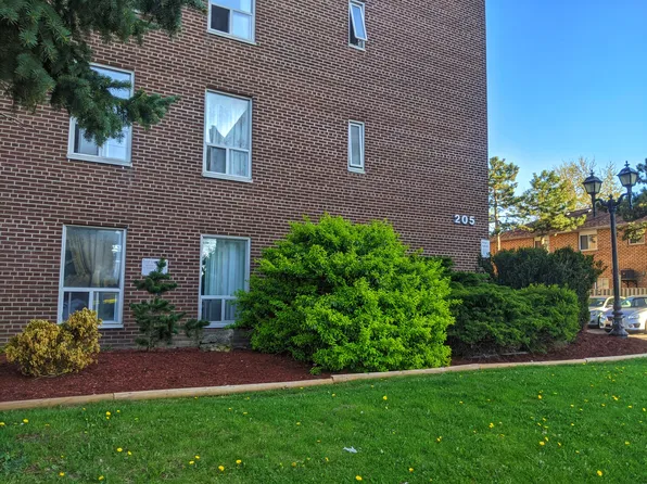 205 Vodden St E #401, Brampton, ON L6V 1M9