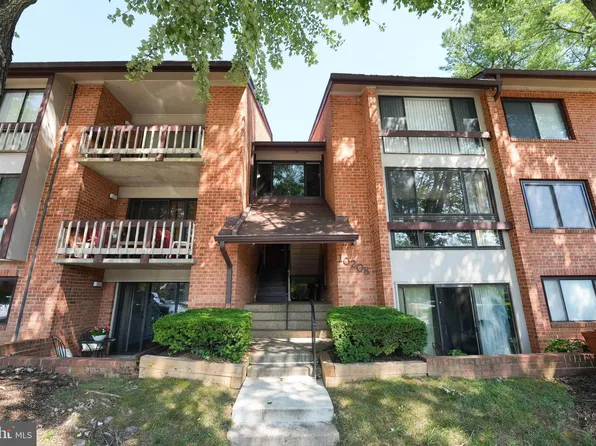 10208 Bushman Dr APT 402, Oakton, VA 22124