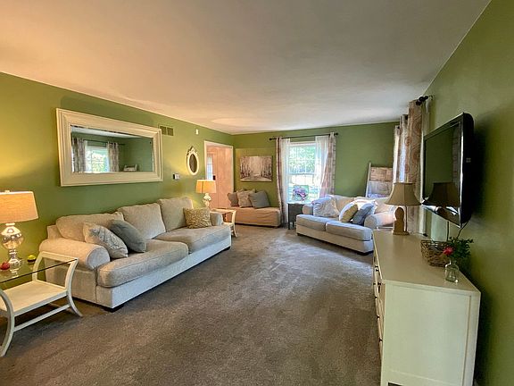 4th image of 2702 S Twyckenham Dr