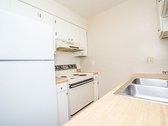 2238 Canyon #2 Kitchen