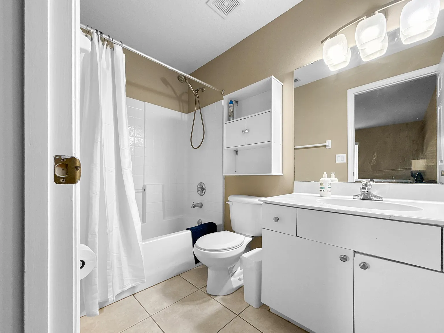 4 bed, 2.0 bath, 1608 sqft, $1,594 — Photo 4