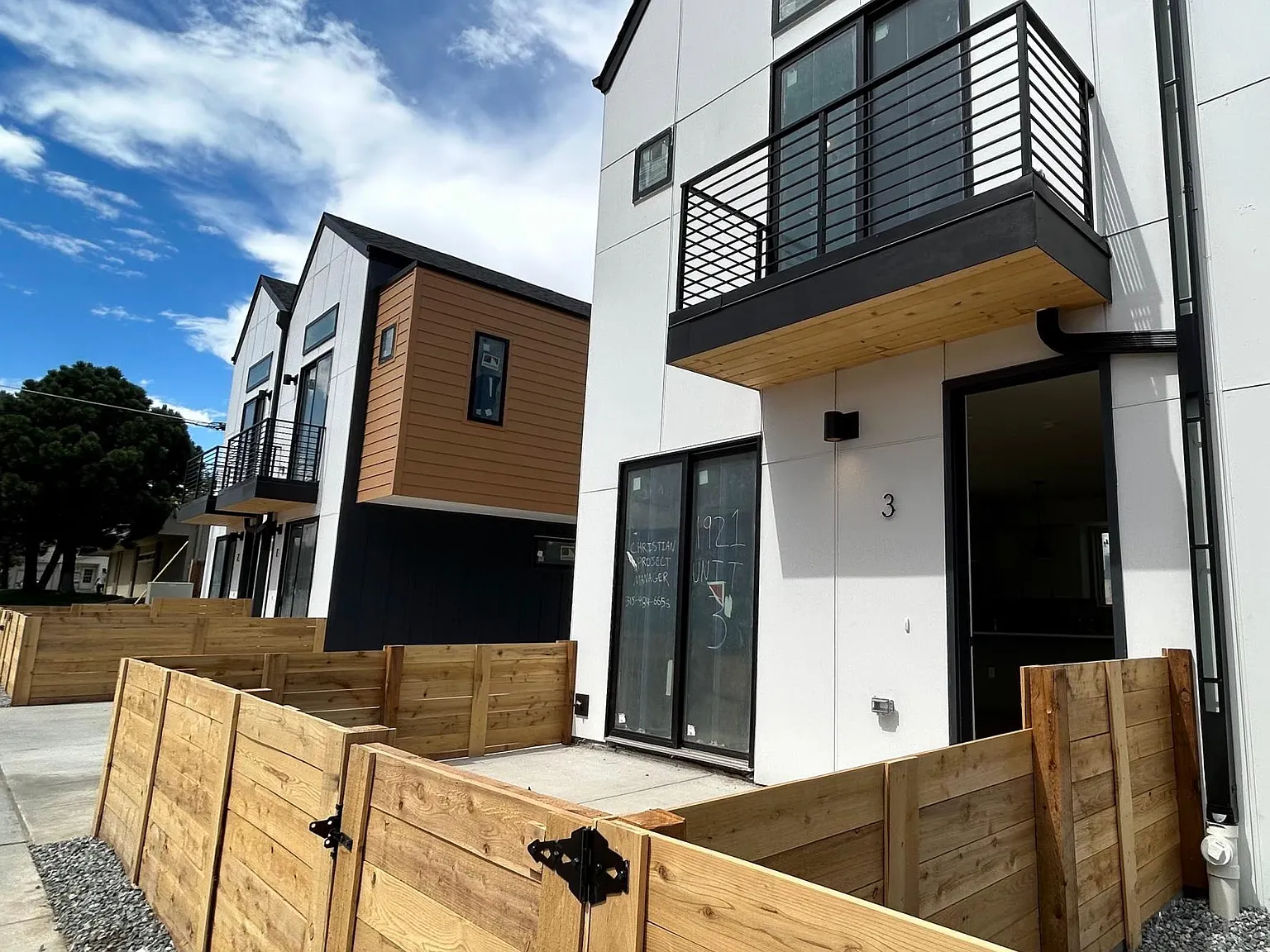 1921 W Elk Pl — Photo 3