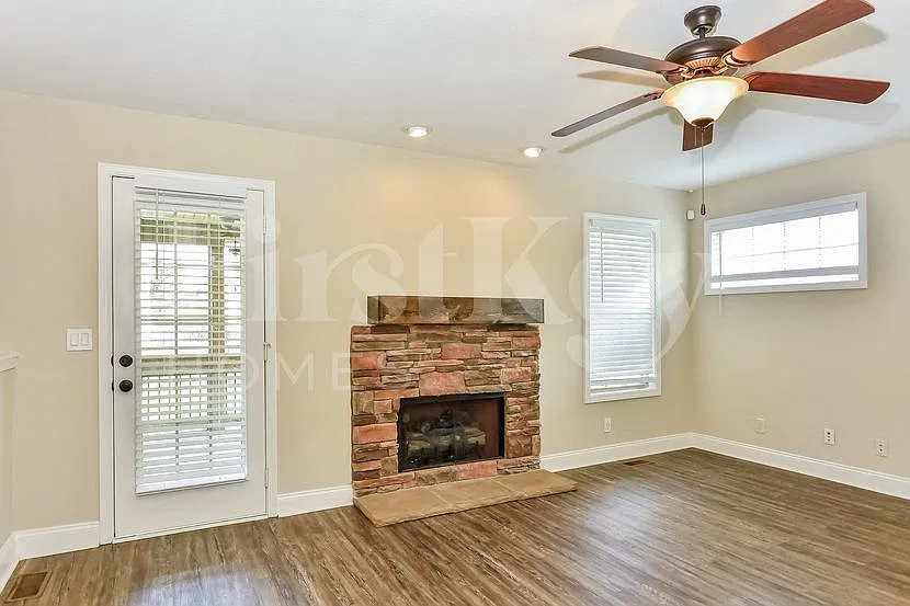 3 bed, 2.5 bath, 1717 sqft, $1,880 — Photo 4