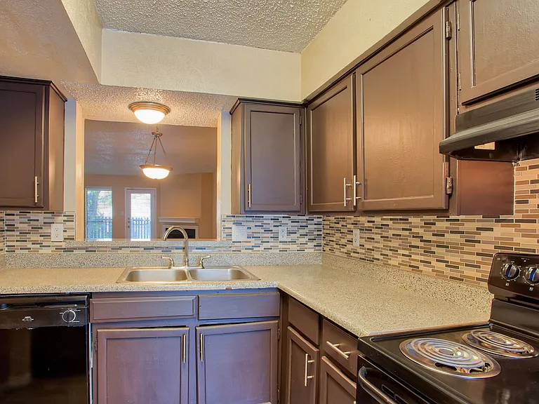 Highlands Creek Apartments — Photo 22